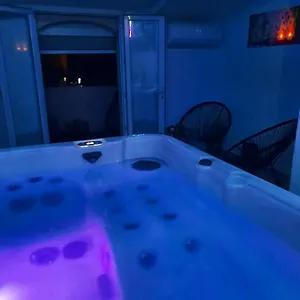 Maison Avec Jacuzzi , Saint-Mitre-les-Remparts France